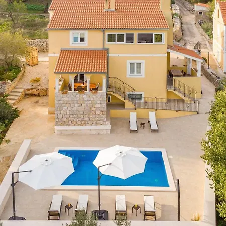 Apartment New With An Amazing Pool Sali